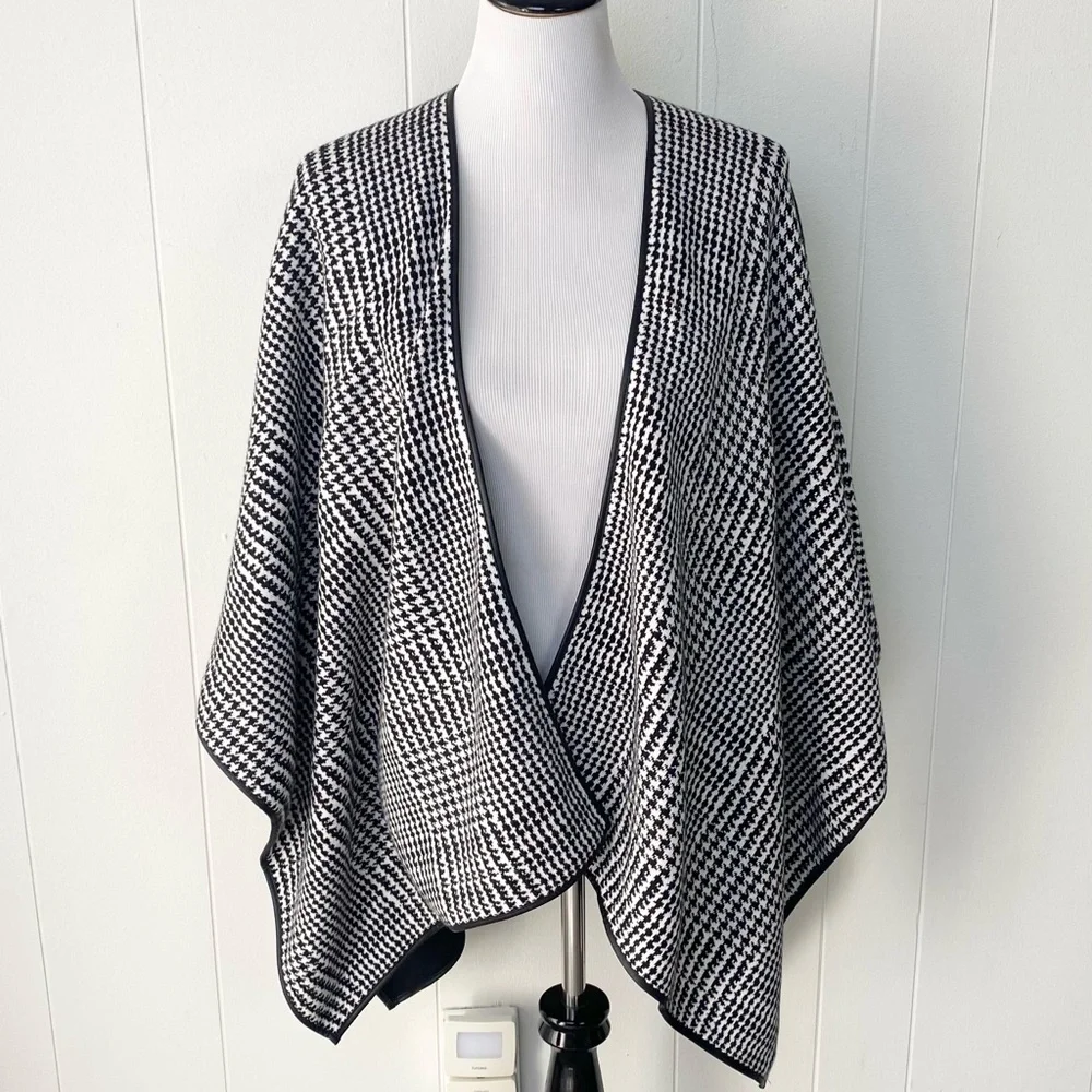 Talbots Reversible Black & White Herringbone Fall Winter Wrap Cape Shawl Sz M/L - Picture 4 of 8